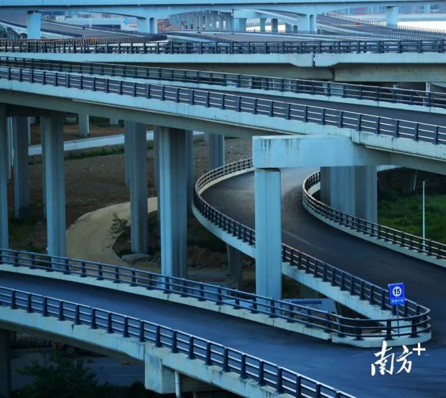 1  南方+ 何俊 拍摄